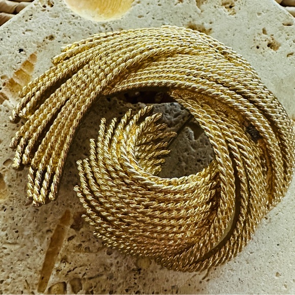 Monet Pin/Brooch Gold Tone Swirl Feather Rope Large 2.5x2” - Picture 6 of 11